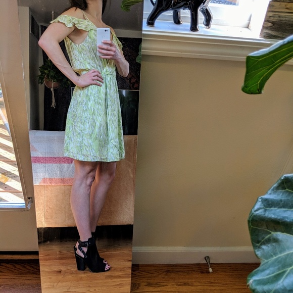 BCBG boho flutter sleeve dress - Picture 3 of 4